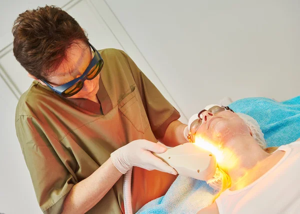 Tratamento de cosmetologia a laser — Fotografia de Stock