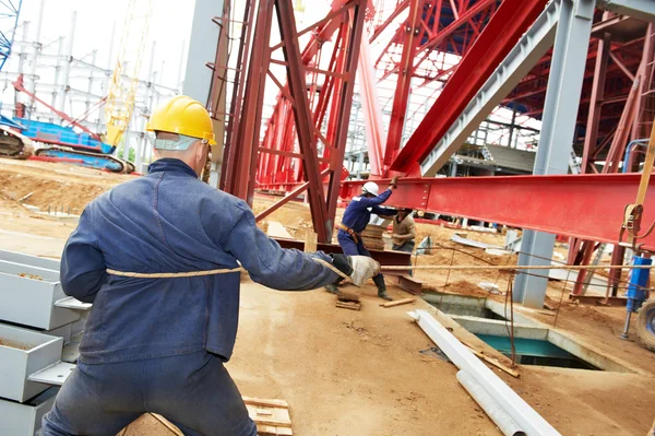 Trabalhador do construtor no estaleiro — Fotografia de Stock