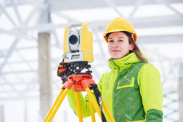 Landmeter werkt met theodoliet — Stockfoto