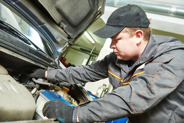 Bilmekaniker testar bilen frostskyddsvätska vätska — Stockfoto