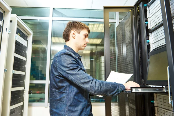 Ingénieur de service dans la salle des serveurs — Photo