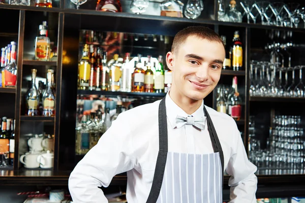 Barman bij bar — Stockfoto