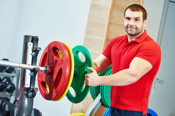 Mužský fitness trenér v posilovně — Stock fotografie