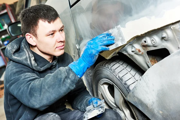 Auto mechanic polishing car — Stock Photo, Image