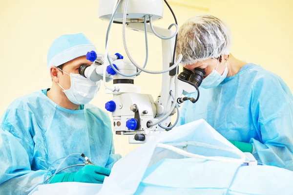 Dokter bedah di ruang operasi — Stok Foto