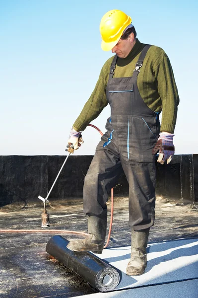 Flat roof covering works with roofing felt — Stock Photo, Image