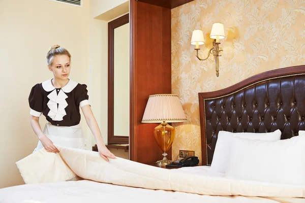Mulher camareira ao serviço do hotel — Fotografia de Stock