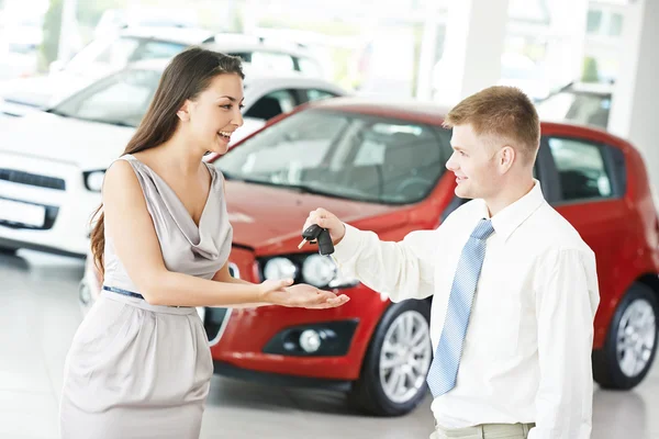 Auto verkaufen oder Auto kaufen — Stockfoto