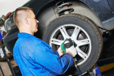 Auto makinist müsvettesini araba tekerleği anahtarı tarafından