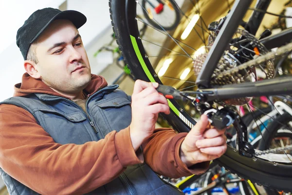 Reparação ou ajuste de bicicleta — Fotografia de Stock
