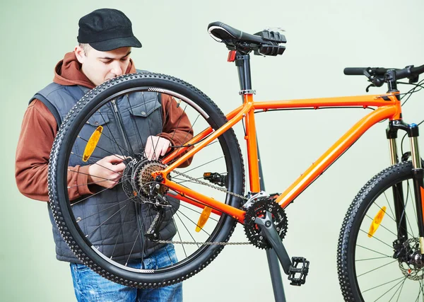 Bicycle repair or adjustment — Stock Photo, Image