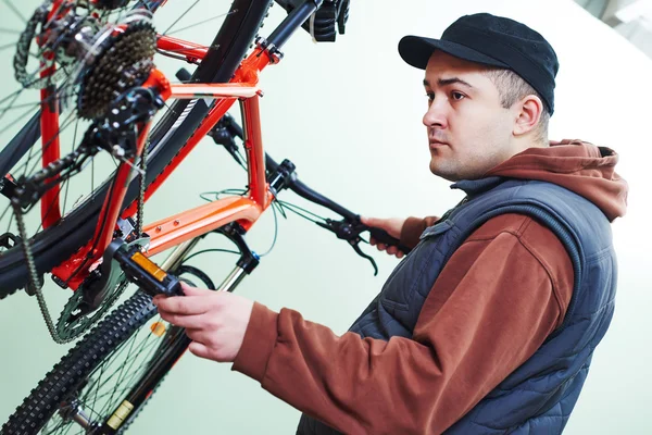 Cykel reparation eller justering — Stockfoto