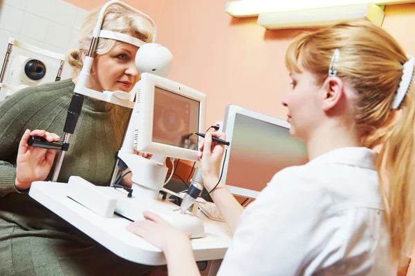 Női szemész vagy optometrista, munkahelyi — Stock Fotó