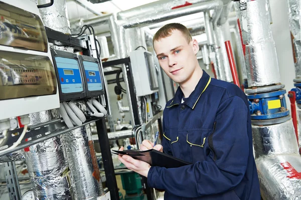 Heizungsbauer im Heizungskeller — Stockfoto