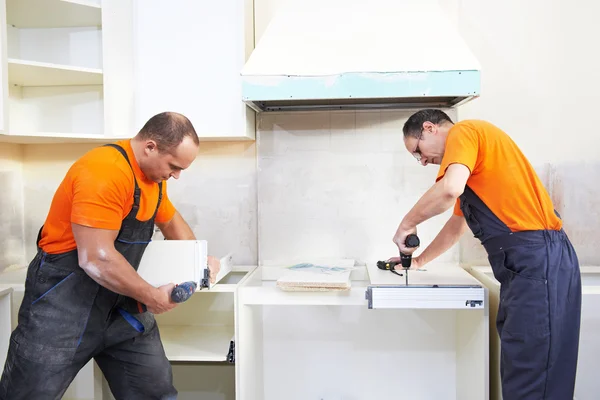 Dois instaladores de cozinha em trabalho de carpinteiro — Fotografia de Stock