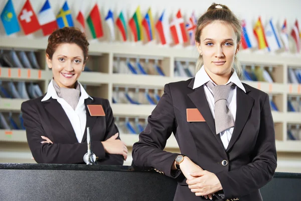 Trabajador del hotel en recepción — Foto de Stock