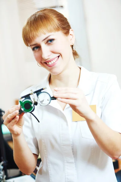 Göz doktoruna veya optometrist işçi — Stok fotoğraf