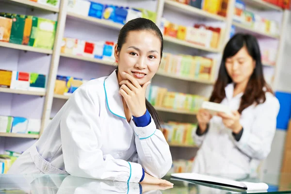 Farmacista cinese in farmacia in Cina — Foto Stock