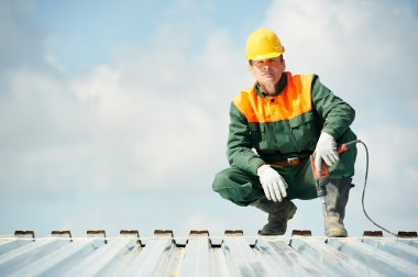 metal profil iş yerindeki işçi Oluşturucu çatıcı