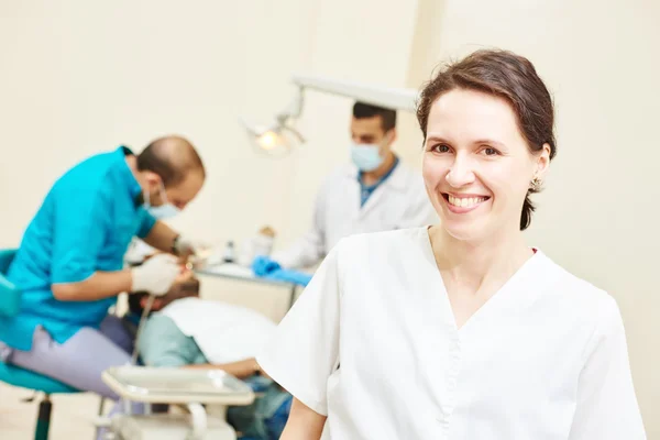 Dentiste souriant femme médecin — Photo