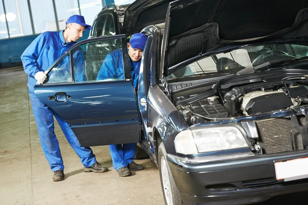 Auto meccanico riparazione carrozzeria auto — Foto Stock