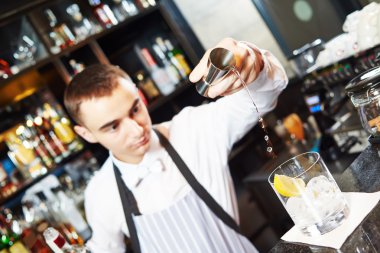 Barmen barda çalışıyor.