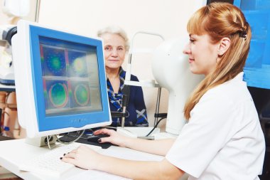 İş yerinde göz doktoruna veya optometrist gözlükçü