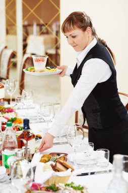 bir restoranda iş catering adlı iki garson
