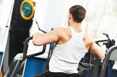 fitness kulübü çalışmaları yapan vücut geliştirmeci erkek