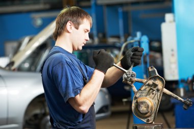 Auto makinist anahtar anahtar ile iş yerinde