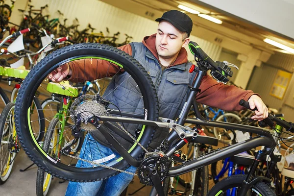 Repararea sau ajustarea bicicletei — Fotografie, imagine de stoc