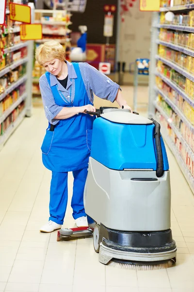 Pavimento del magazzino di pulizia del lavoratore con macchina — Foto Stock