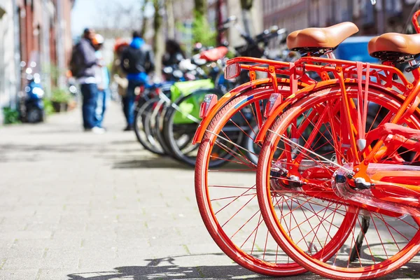 Cyklar på gatan i staden — Stockfoto
