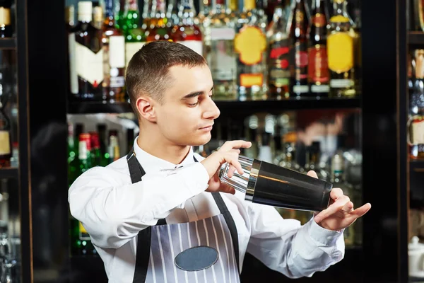 Barman aan de bar — Stockfoto