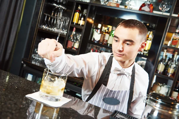 Trabalho de barman no bar — Fotografia de Stock