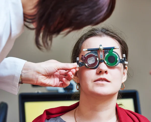 Exames oculares na clínica de oftalmologia — Fotografia de Stock