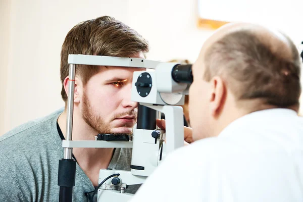 Oftalmólogo u optometrista óptico en el trabajo —  Fotos de Stock