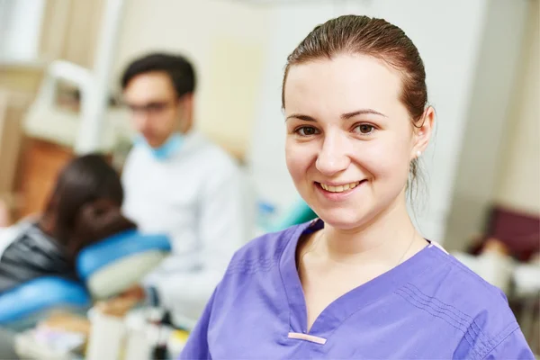 Diş hekimi kadın doktor gülümseyen — Stok fotoğraf