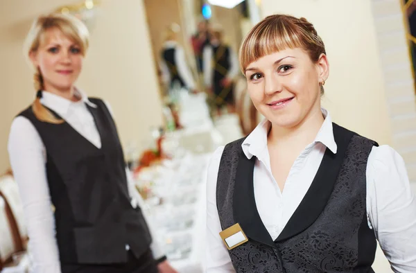 Kelnerka w pracy w restauracji catering — Zdjęcie stockowe