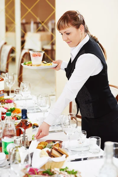 Δύο σερβιτόρα σε catering εργασία σε εστιατόριο — Φωτογραφία Αρχείου