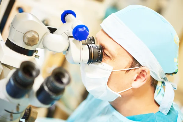 Doctor cirujano en sala de operaciones — Foto de Stock