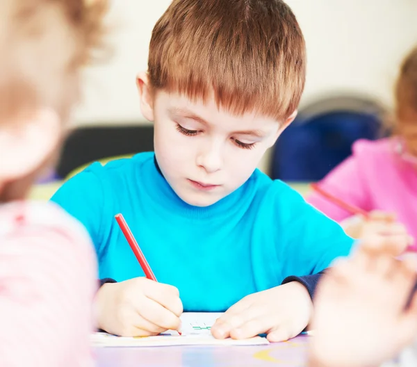 Kind jongen studeren schrijven — Stockfoto