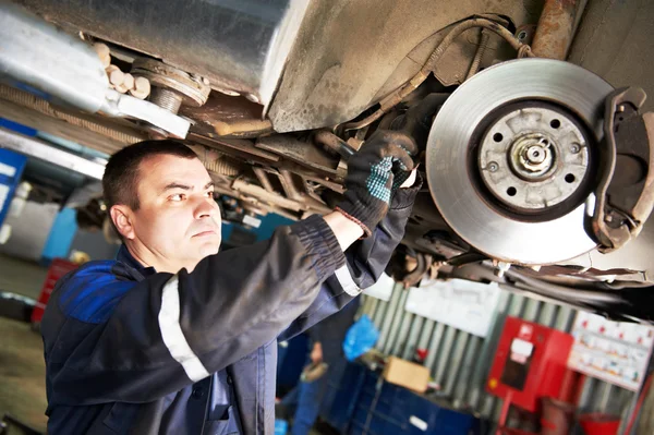 Mecánico automático en los zapatos de freno de coche eximining —  Fotos de Stock