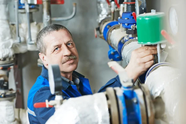 Ingeniero de calefacción reparador en sala de calderas —  Fotos de Stock