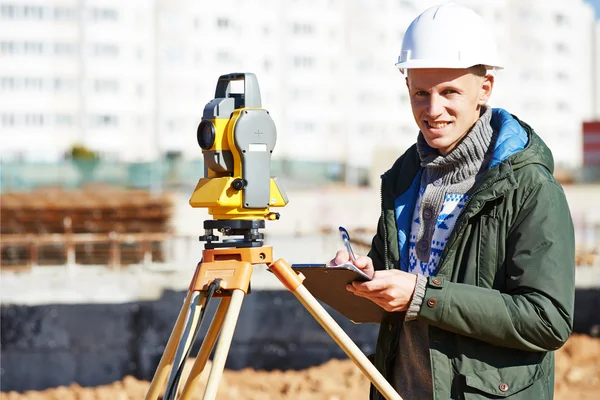 Vermessungstechniker mit Theodolit — Stockfoto