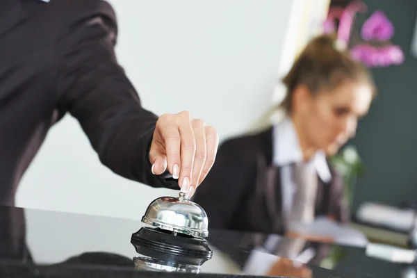 Operaio alberghiero alla reception — Foto Stock