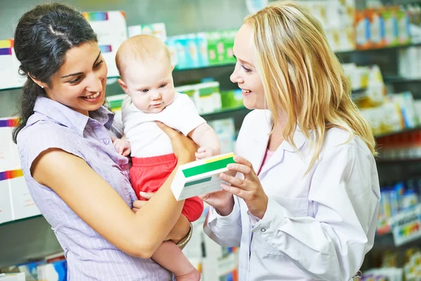 Apteka chemik, matka i dziecko w drogerii — Zdjęcie stockowe