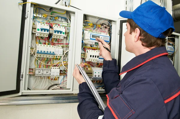 Ingeniero electricista trabajador —  Fotos de Stock