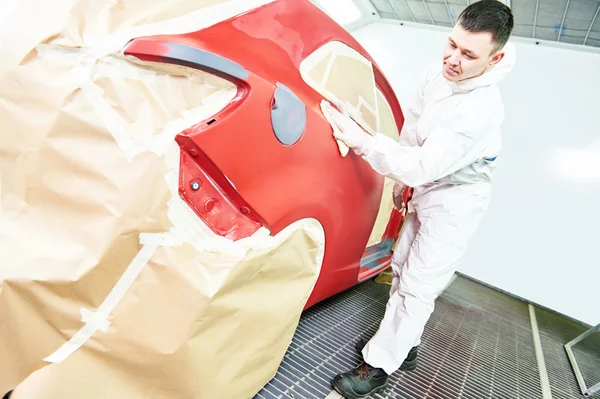 Auto mechanic wiping car — Stock Image Auto mechanic wiping car Royalty Free Stock Photos