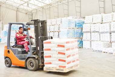 ambarda çalışan forklift yükleyici 